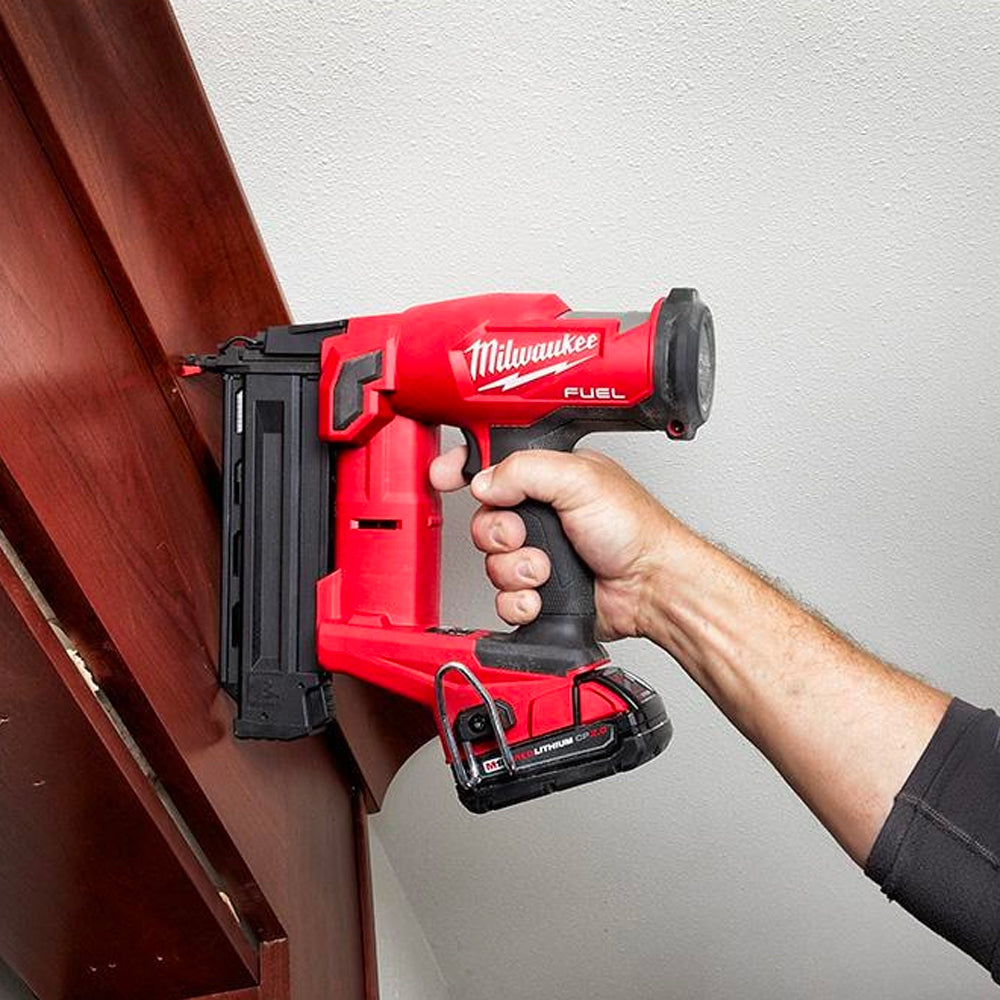 Milwaukee 2746-20 M18 Fuel 18 Gauge Brad Nailer (solo herramienta)