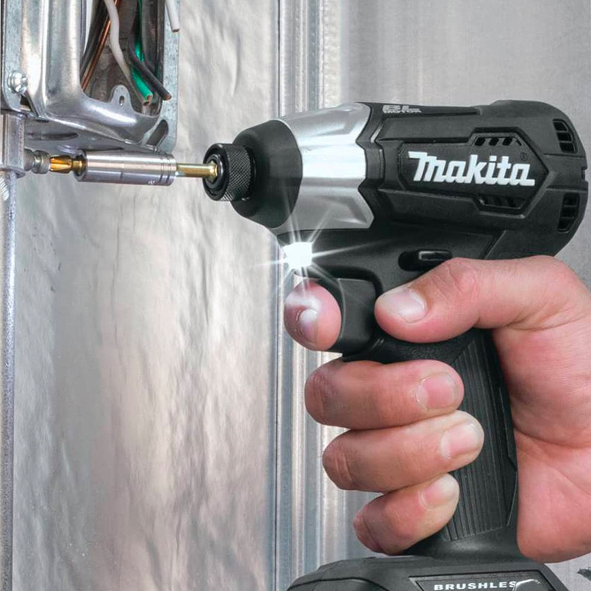 Makita DTW180TX1B Clé à chocs sans fil sous-compacte sans balais 3/8" avec batterie 5,0 Ah et kit de chargeur