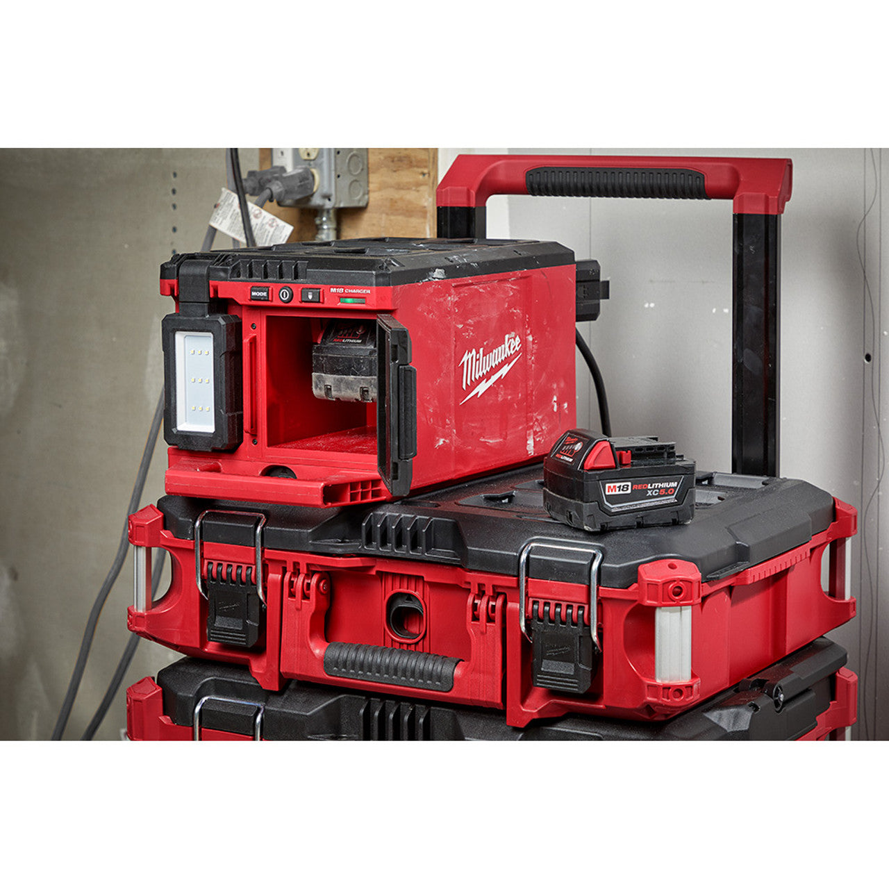Milwaukee 2357-20 M18 PACKOUT Lampe/Chargeur