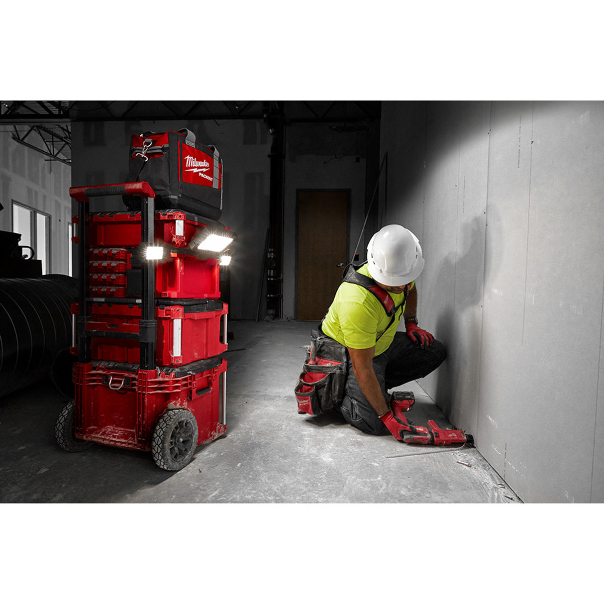 Milwaukee 2357-20 M18 PACKOUT Luz/Cargador