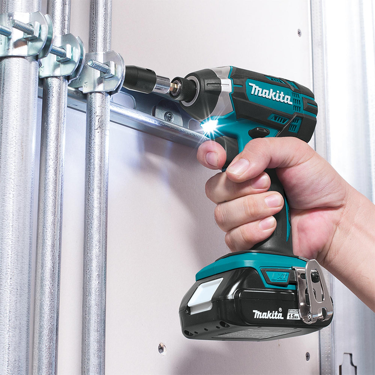 Makita DLX4058M Kit combiné de 4 outils LXT 18 V (4,0 Ah)