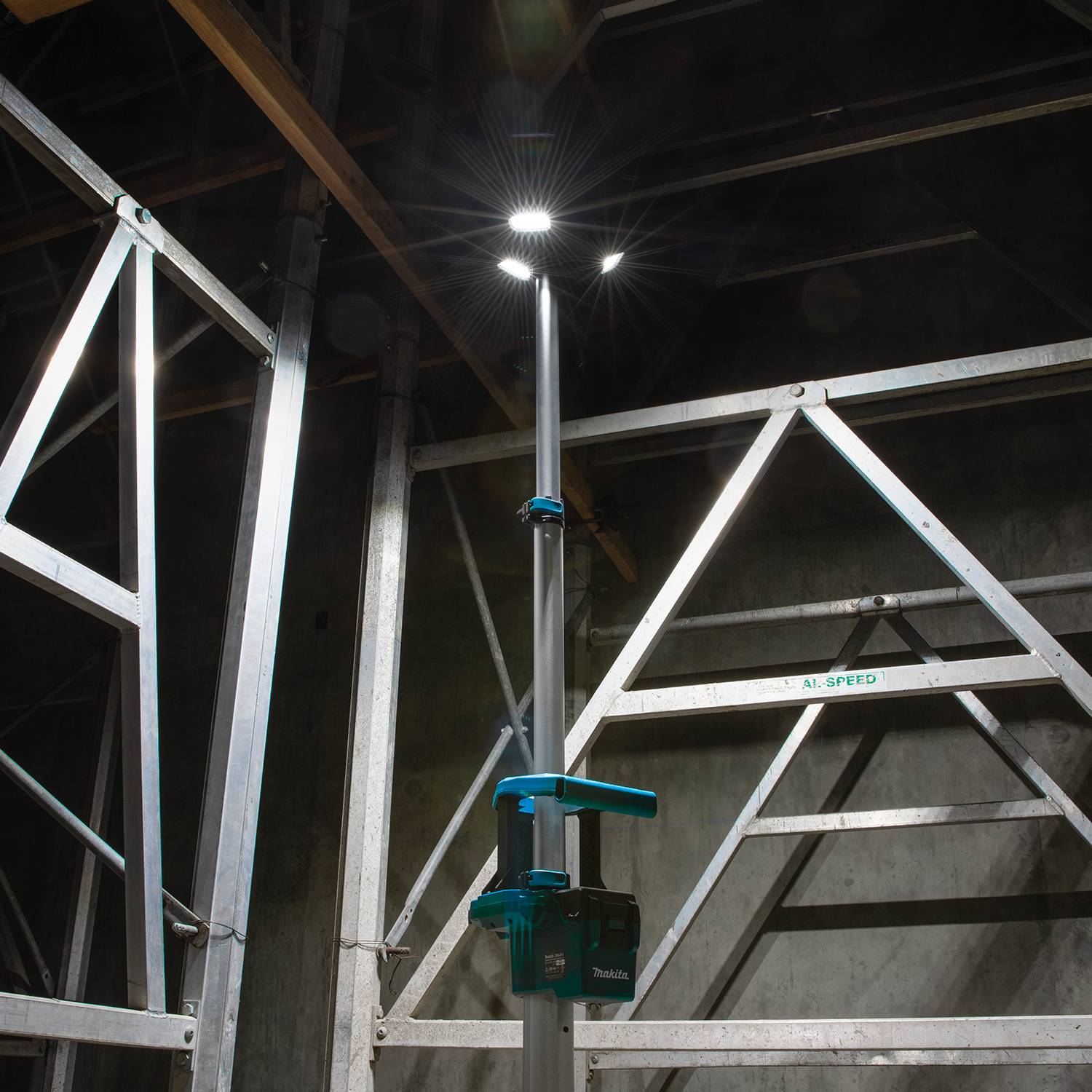 Torre de luz LED Makita DML814 18V LXT (solo herramienta)